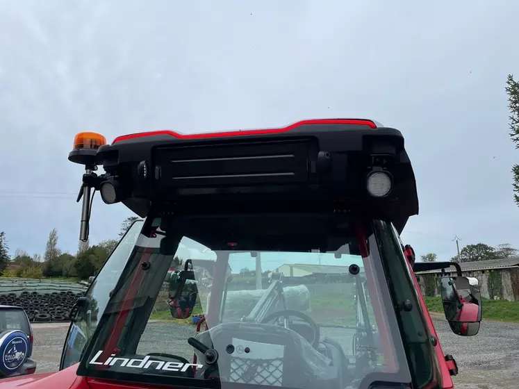 Barre de leds à l'arrière du tracteur Lindner Lintrac 115 LS