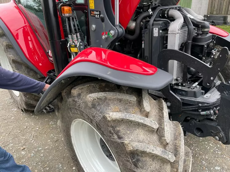 Garde-boue avant pivotant de tracteur Lindner Lintrac 115 LS