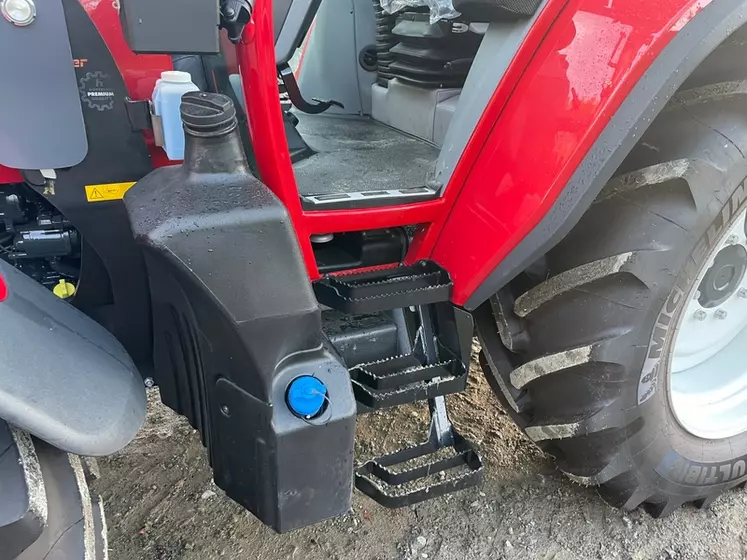 Marchepied et réservoirs GNR et AdBlue de tracteur Lindner Lintrac 115 LS