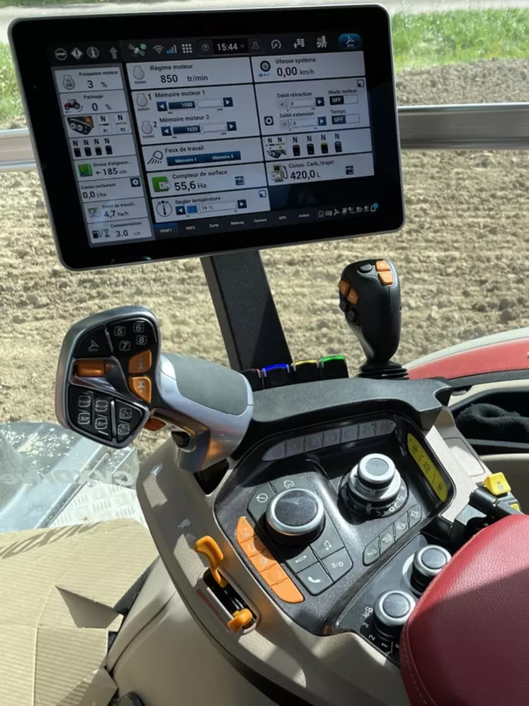 Le tracteur Case IH Puma 260 AFS Connect dispose d'un accoudoir multifonction ergonomique et facile à prendre en main. 
