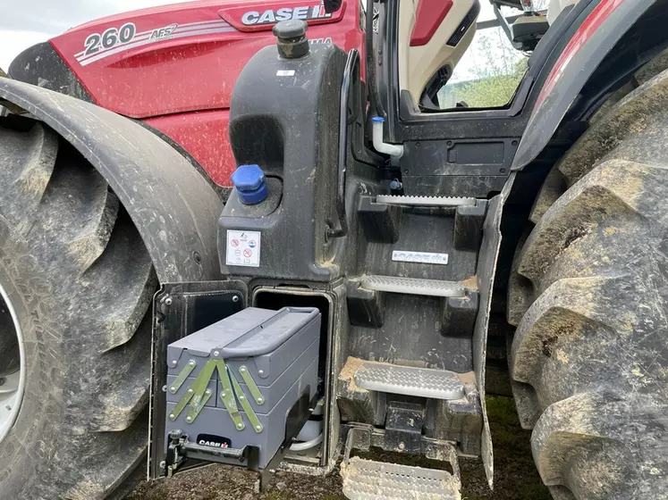 Le tracteur Case IH Puma 260 AFS Connect profite de plusieurs espaces de rangement pour les outils.