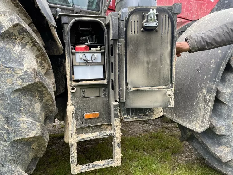 Le tracteur Case IH Puma 260 AFS Connect propose une échelle qui pivote pour accéder à la batterie. 