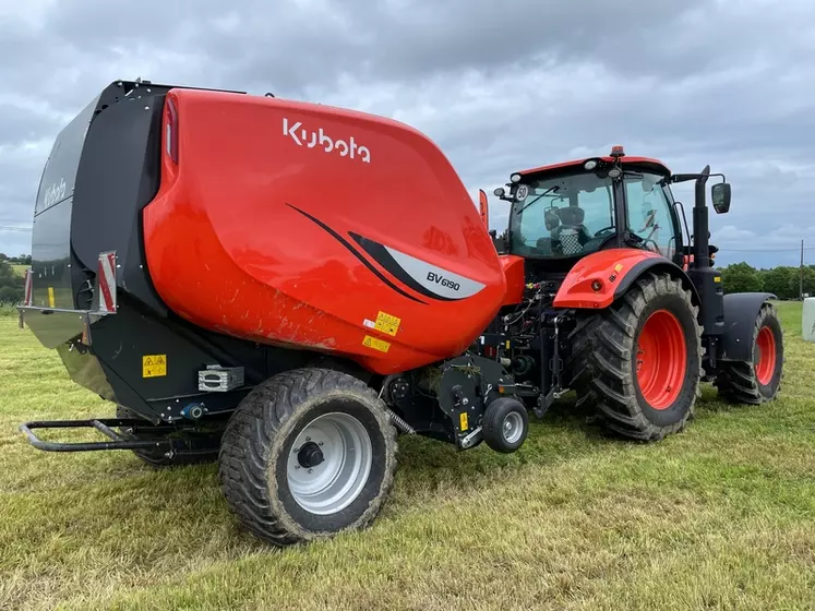 Presse à balles rondes à chambre variable Kubota BV6000 au champ.