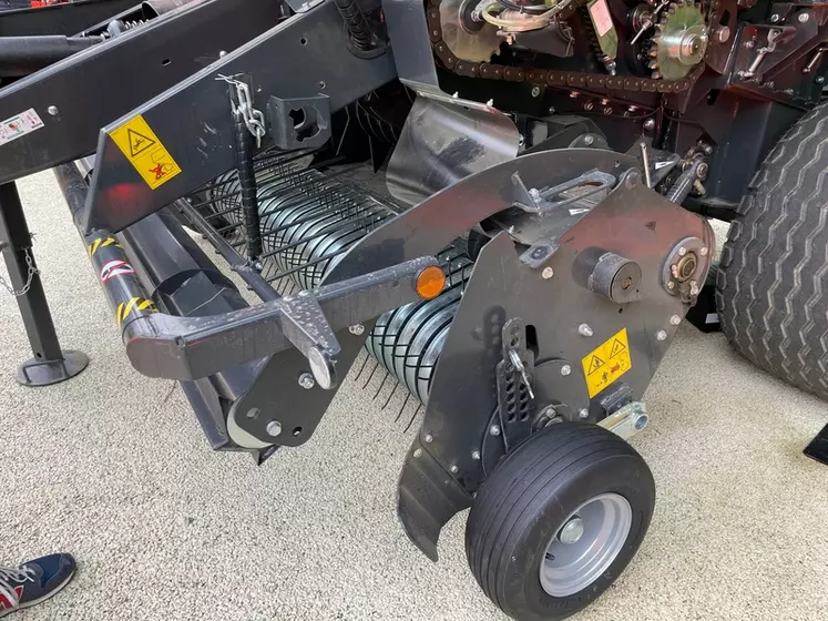 Les presses à balles rondes à chambre variable Kubota BV6000 intègrent un pick-up de 2,30 m de large (1,98 m de dents à dents). Il dispose de deux chaines qui entrainent ...