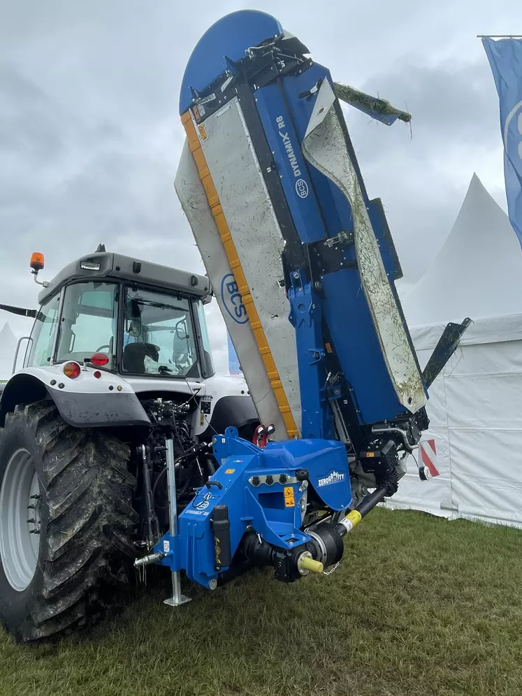 Faucheuse conditionneuse portée BCS Dynamix R8 au salon de l'herbe 2024