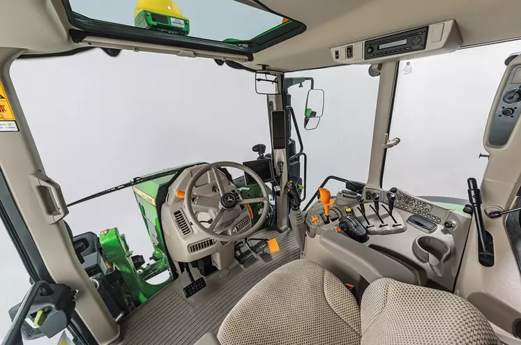 Les tracteurs John Deere 6M avec la cabine en version standard.