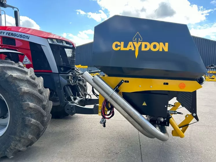 Trémie frontale Evolution de Claydon sur tracteur Massey Ferguson MF 8S 