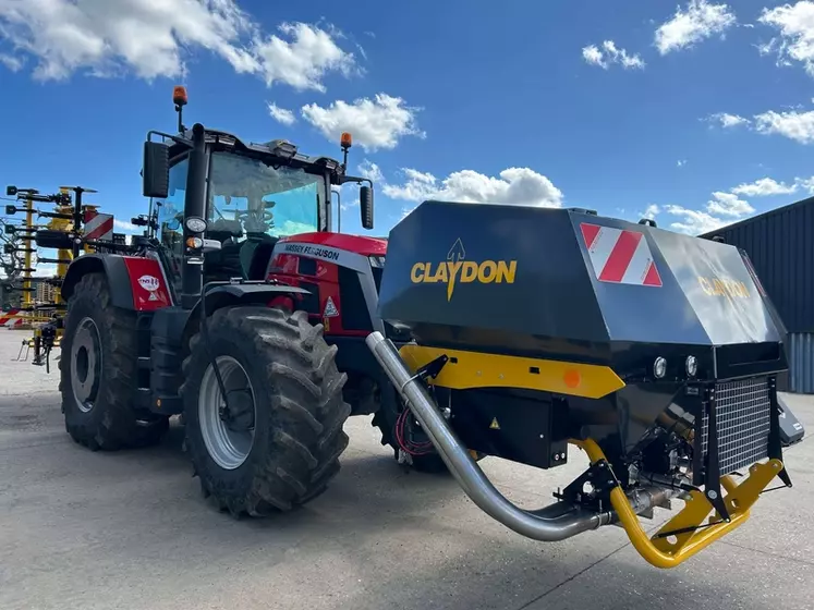 Trémie frontale Evolution de Claydon sur tracteur Massey Ferguson MF 8S 