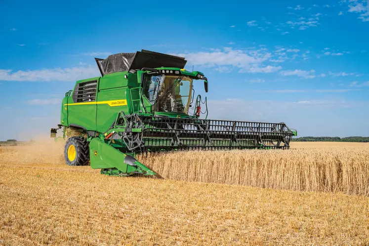 Moissonneuse-batteuse John Deere série T dans un champ de blé.