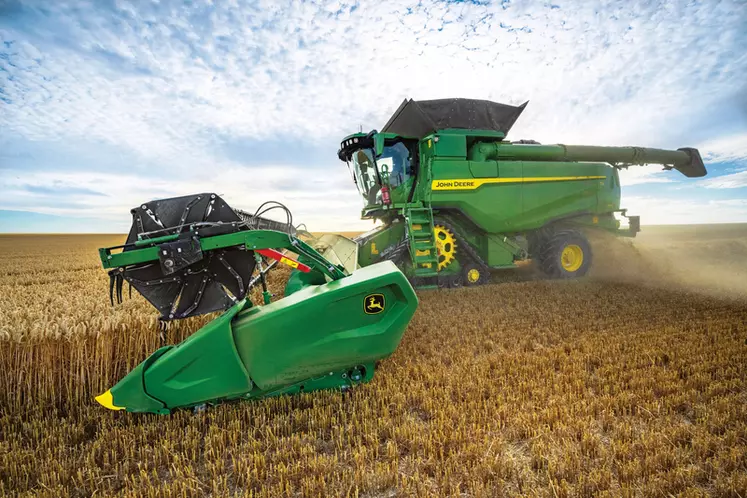 Moissonneuse-batteuse John Deere série T dans un champ de blé.