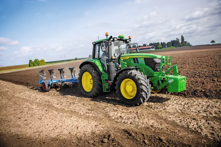 Le tracteur John Deere 6M 145 repasse au moteur 6 cylindres.