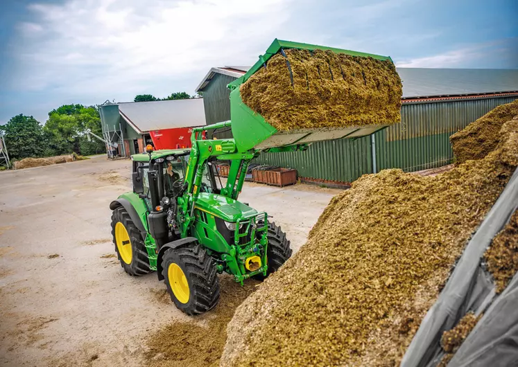 Les tracteurs John Deere 6M peut recevoir un chargeur frontal.