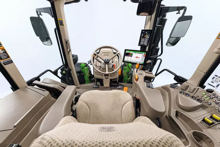 Les tracteurs John Deere 6M avec la cabine équipée de l'accoudoir CommanArm compact.