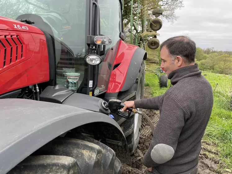 Agriculteur remplissant le réservoir de GNR de son tracteur