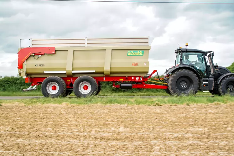 Benne monocoque Leboulch avec tracteur Valtra