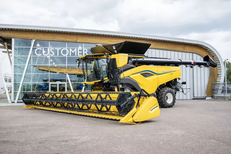New Holland lance la moissonneuse-batteuse CR10, la petite soeur de la CR11 dévoilée à Agritechnica. 