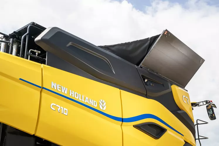 La nouvelle moissonneuse-batteuse New Holland CR10 embarque une trémie de 16 000 litres.