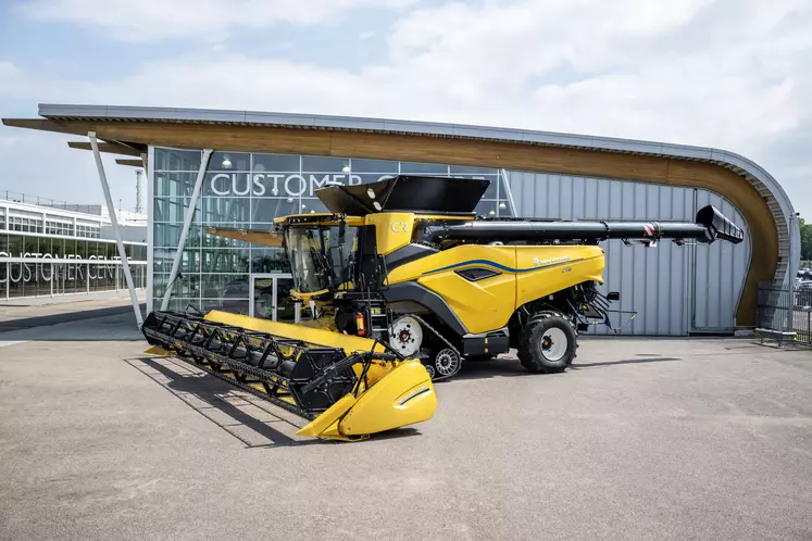 La nouvelle moissonneuse-batteuse New Holland CR10 loge un moteur FPT Cursor 13 de 12,9 litres développant 635 ch, 65 ch de moins que la CR10.90.