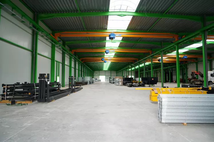 Vue intérieure du nouveau bâtiment de 6 000 m2 en construction sur le site Leboulch de La Vieille-Lyre (Eure)