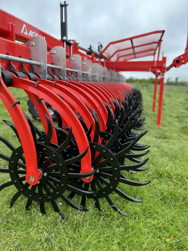 La houe rotative Rota Clean 620 HR d'Agram est dotée d'étoiles Yetter montées individuellement sur deux rangées. 