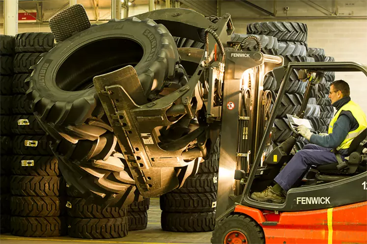 Michelin inaugure un nouveau procédé de confection des pneumatiques dans son usine de l'Aube. Si la technologie des pneus ne change pas, le confort des opérateurs est fortement amélioré.