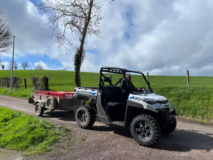 SSV Polaris Ranger Kinetic sur la route avec une petite remorque