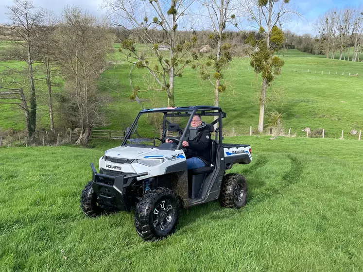 SSV Polaris Ranger Kinetic 100 % électrique dans une prairie dans le Calvados