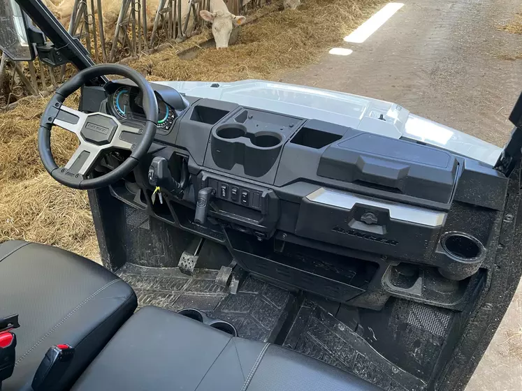 Vue de l'habitacle du SSV électrique Polaris Ranger Kinetic