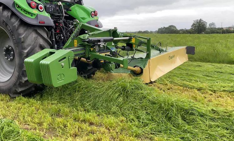 Faucheuse Krone EasyCut R 450 avec contrepoids automatique sur tracteur Deutz-Fahr au Salon de l'herbe 2024