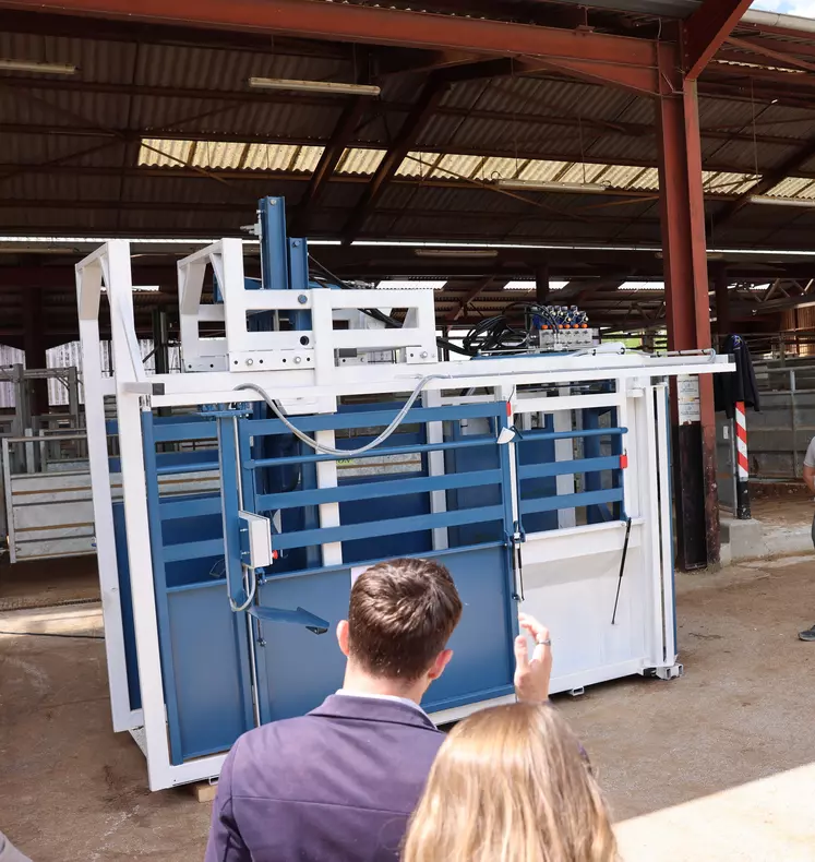 La cage de contention Bov’Adapt, s’utilisant pour peser, contenir et immobiliser un bovin, garantit des interventions en toute sécurité.