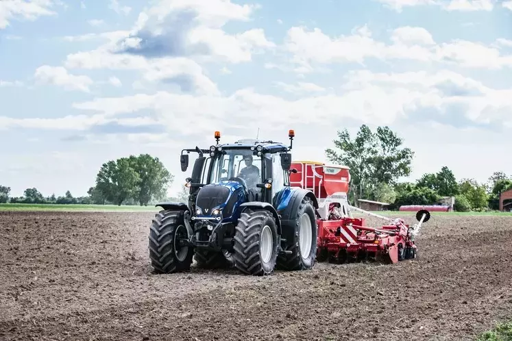 Tracteur Valtra dans un champ.