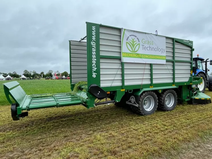 Les faucheuses autochargeuses Grass Technology intègrent en option une porte basculante servant à la distribution du fourrage. 