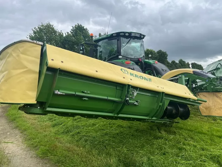 Le groupe de fauche EasyCut B 950 Collect peut recevoir une tôle d'andainage coulissante permettant de déposer sur une largeur pouvant atteindre 4 m. 