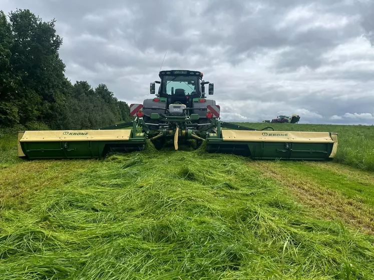 Sur le groupe de fauche Krone EasyCut B 950 Collect, la largeur d'andainage varie de 1,80 à 4 m.