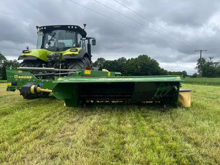 La faucheuse conditionneuse EasyCut R 320 CV peut recevoir une tôle d'andainage baptisée Grass Move.