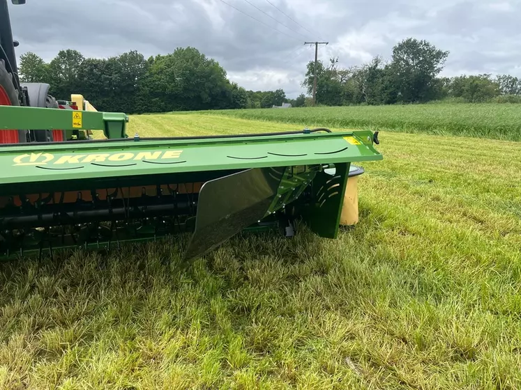 La tôle d'andainage Grass Move de Krone réduit de 1,30 m la largeur de dépose.