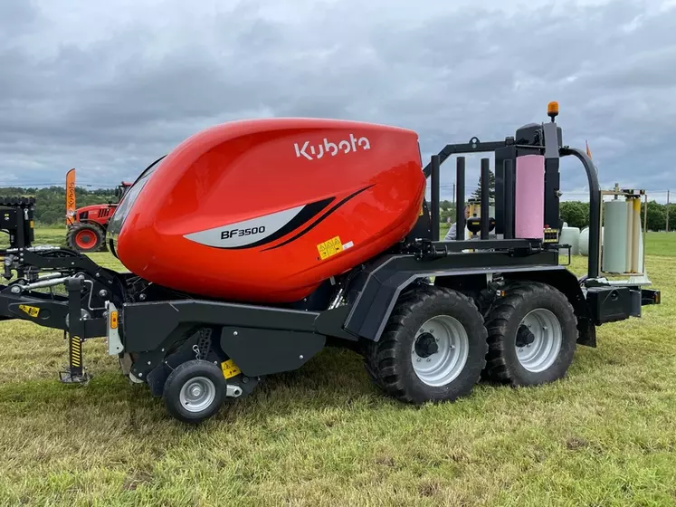 Combiné presse enrubanneuse BF3500 Flexiwrap de Kubota dans un champ