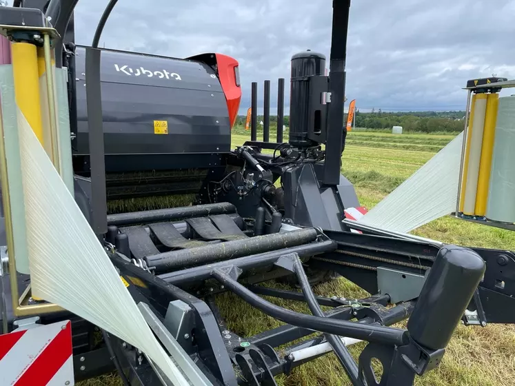 Le combiné presse enrubanneuse BF3500 Flexiwrap de Kubota utilise une table d'enrubannage qui se déplace pour réceptionner la balle. 