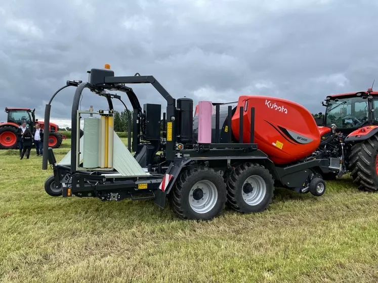 Le combiné presse enrubanneuse BF3500 Flexiwrap de Kubota utilise le même châssis et le même dispositif d'enrubannage que les modèles à chambre variable BV5000 ...