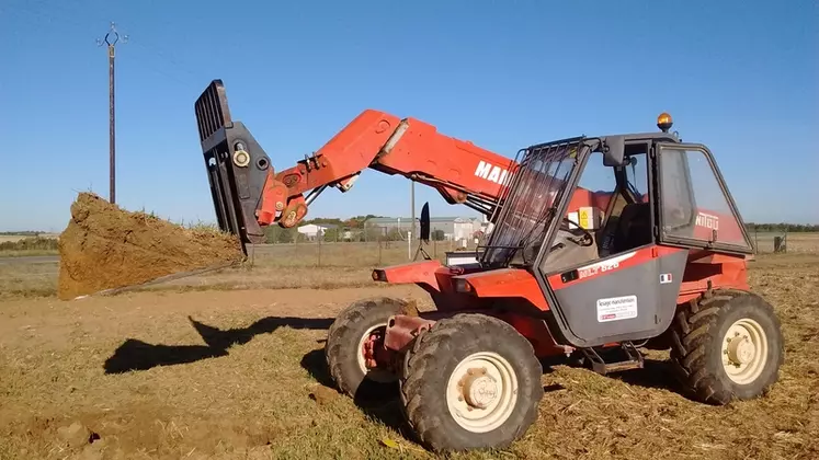 Le mini-profil 3D s'effectue à l’aide de fourches à palette sur un chargeur télescopique ou un chargeur frontal de tracteur.