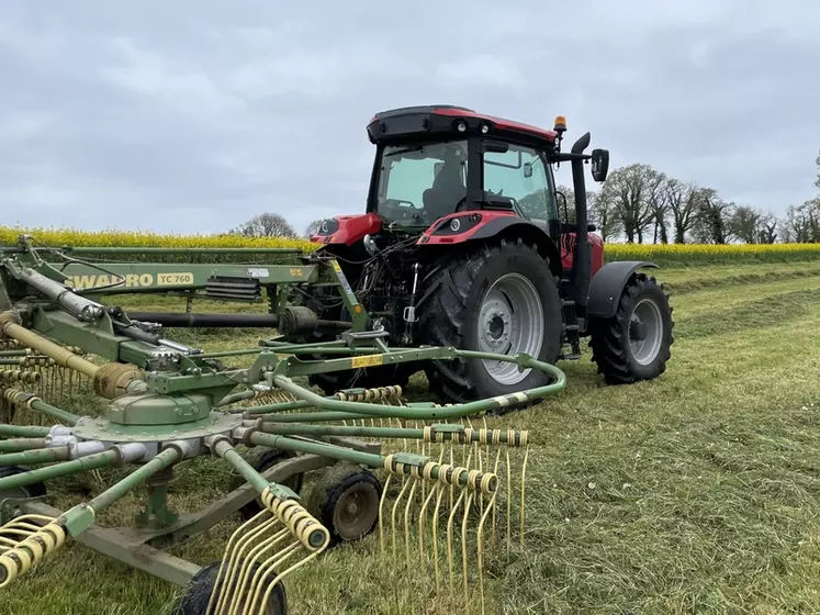 Le tracteur McCormick X6.413 P6-Drive affiche une bonne maniabilité avec l'andaineur. 