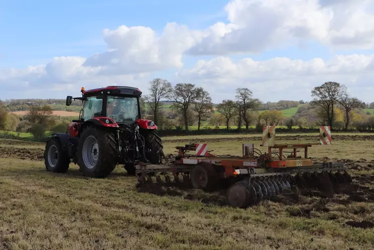 Le tracteur McCormick X6.413 P6-Drive offre un gabarit assez polyvalent lui procurant de bonnes aptitudes à la traction. 