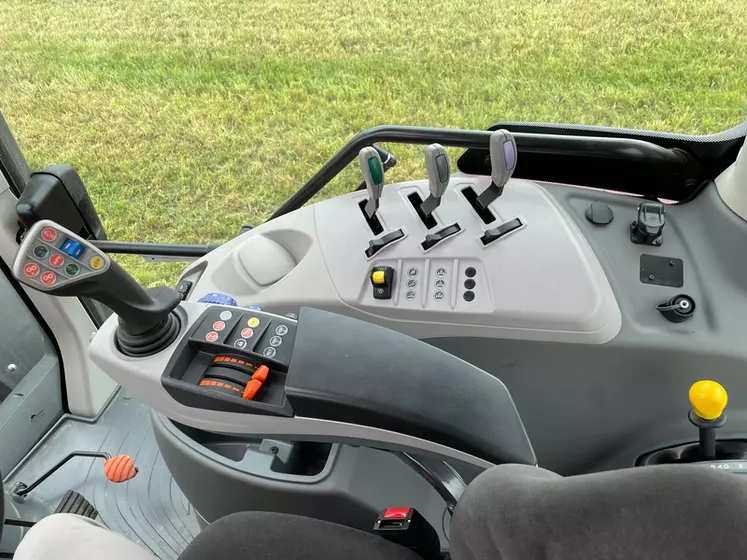 Le tracteur McCormick X6.413 P6-Drive intègre un accoudoir multifonction.
