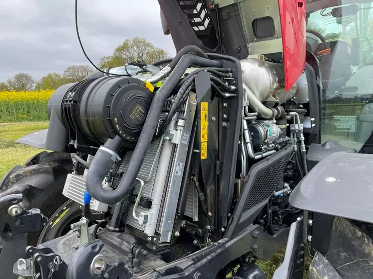 Le tracteur McCormick X6.413 P6-Drive offre un bon accès aux compartiment moteur grâce à un capot monobloc. 