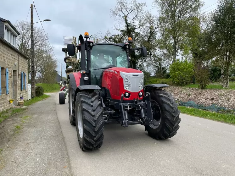 Le tracteur McCormick X6.413 P6-Drive est équipé d'un ralentisseur sur l'échappement efficace uniquement quand le tracteur est à vide. 