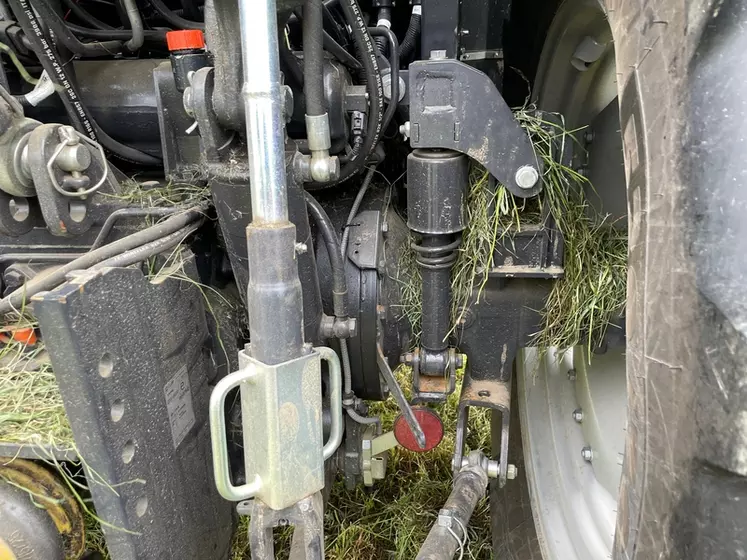 Le tracteur McCormick X6.413 P6-Drive dispose d'une suspension de cabine mécanique.