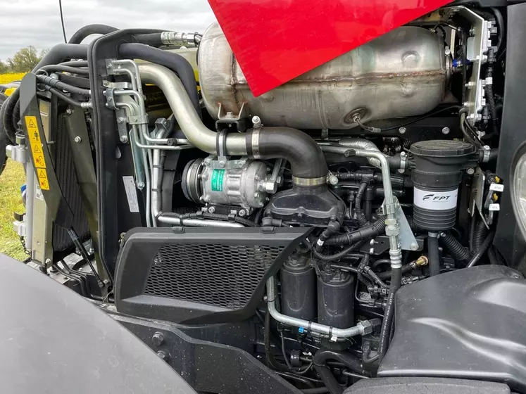 Le tracteur McCormick X6.413 P6-Drive est facile d'entretien pour l'accès aux filtres à gazole. 
