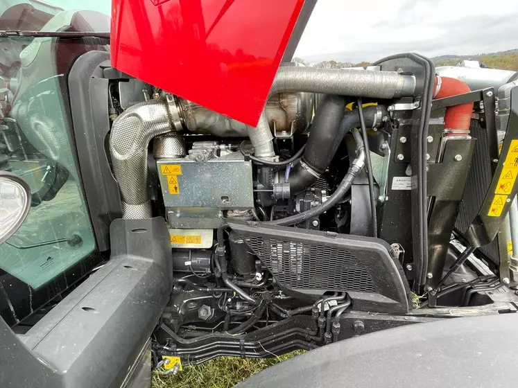Le tracteur McCormick X6.413 P6-Drive est équipés de petits capots latéraux. Celui de droite doit être démonté pour accéder au filtre à huile. 
