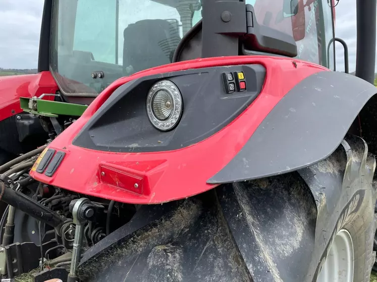 Le tracteur McCormick X6.413 P6-Drive est équipé de commandes complètes et d'élargisseurs d'aile.