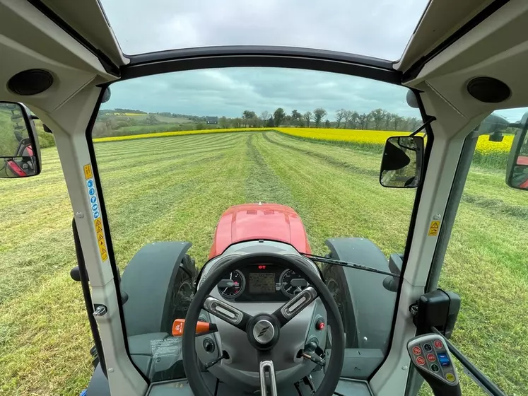Le tracteur McCormick X6.413 P6-Drive combine un pare-brise arrondi avec un grand toit vitré.